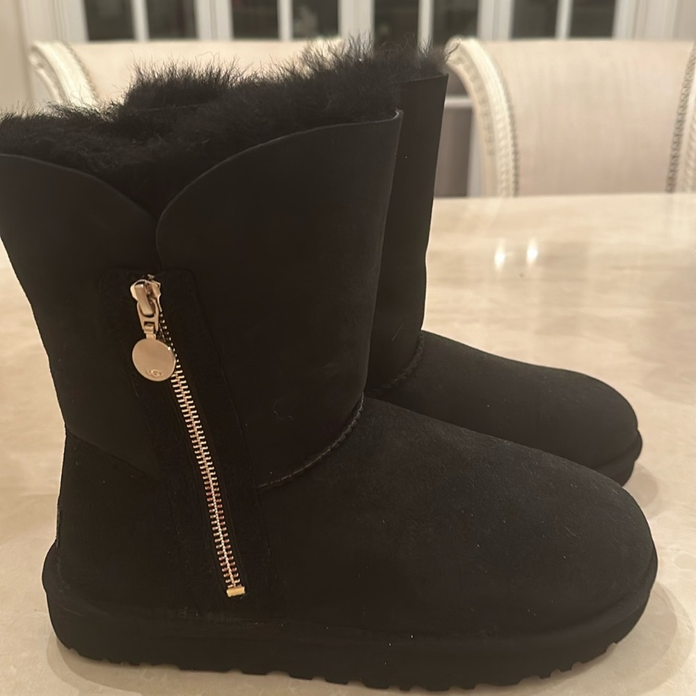 Ugg Black boots. size 8  gold zippers. never worn. no box